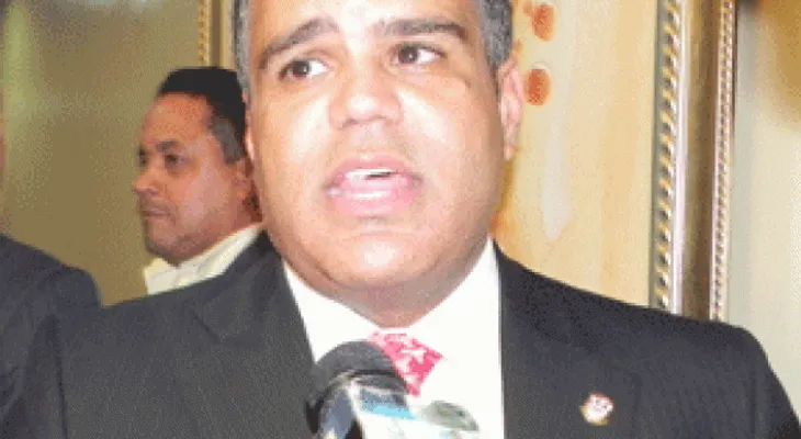 Senadores entregan al CP del PLD carta de apoyo a Reinaldo Pared