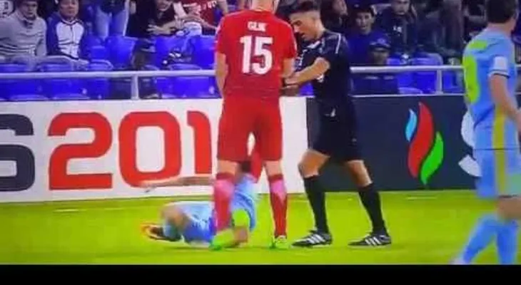 La "patadita de Dios": Un jugador se recupera "milagrosamente" tras retorcerse en el campo