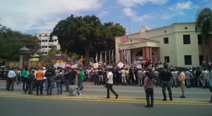 Comerciantes reclaman frente al Palacio Nacional 