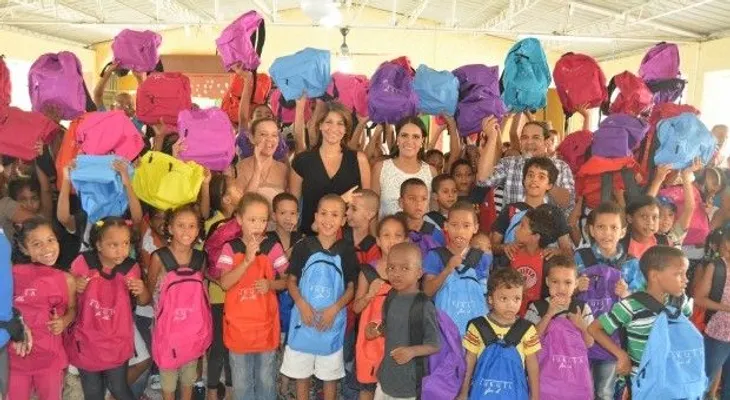 Aspirante a diputada entrega útiles escolares