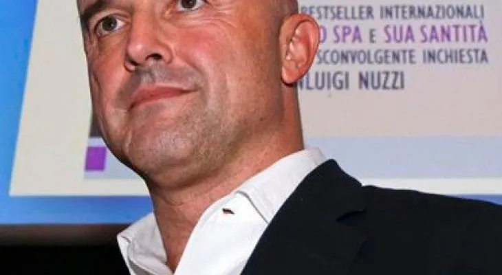 Vaticano juzga a dos periodistas por usar datos confidenciales