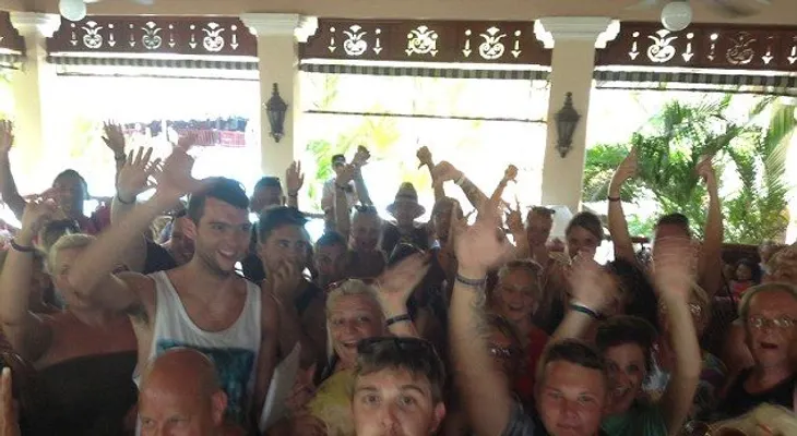Dominicanos se comen comida de turistas ingleses en hotel de Puerto Plata