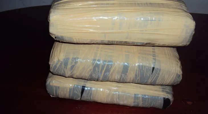 Ocupan 10 pacas de droga en vehículo en Valverde