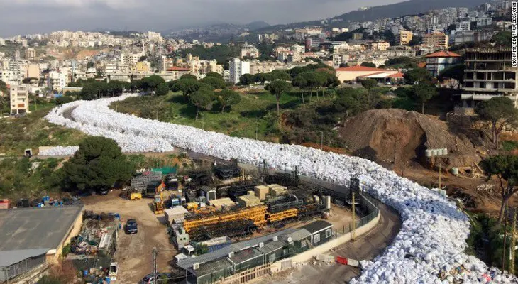 Esta ciudad está ahogada en un río de basura