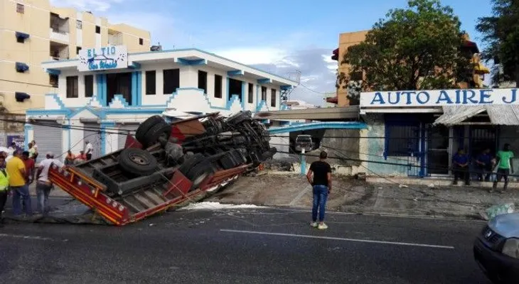 Camión cargado de arena se vuelca en la avenida Luperón