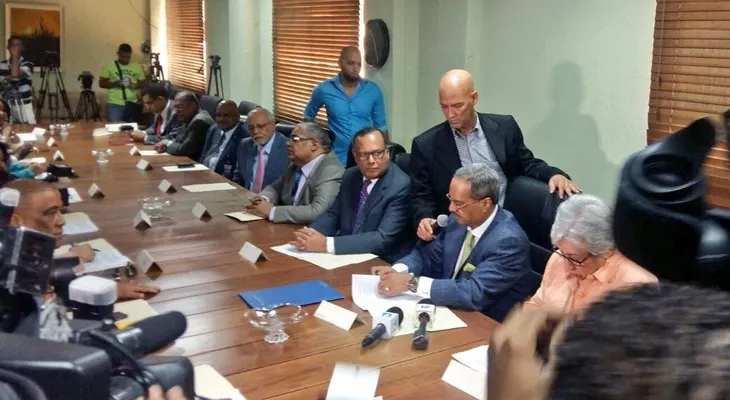 Ocho gremios del Seguros Social firman acuerdo con el Gobierno