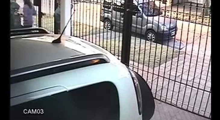 La chica tuvo una genial idea para defenderse de un ladrón callejero