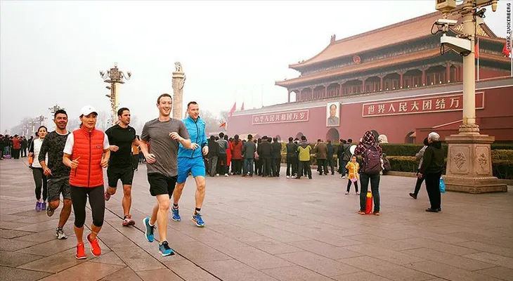 Critican a Mark Zuckerberg por correr en Beijing sin mascarilla