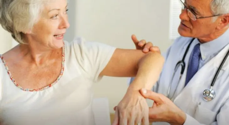 Varios factores pueden aumentar el riesgo de osteoporosis