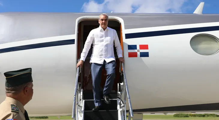 Abinader llega al país tras participar en Cumbre