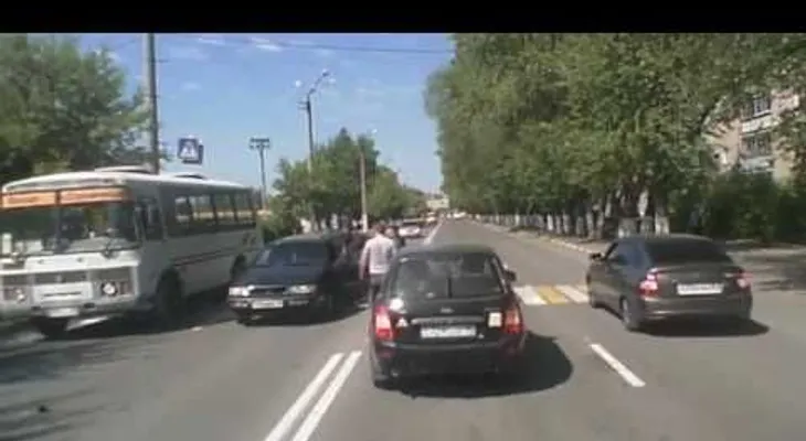 Error de escuela: Conductor desata la furia de los peatones al atropellar a una niña