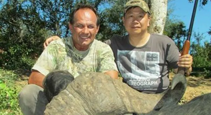 Búfalo mata cazador que eliminó a un miembro de su manada