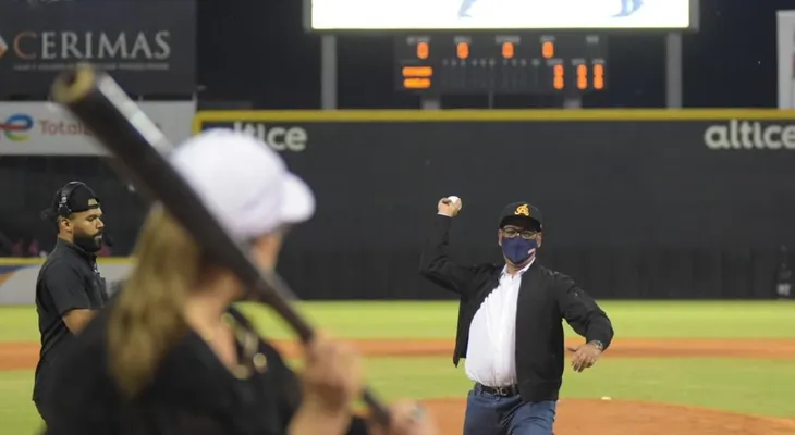 Deligne Ascención realizó lanzamiento de la Primera Bola en El estadio Cibao