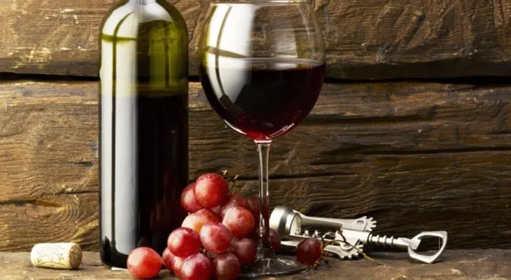Un grupo de científicos desmiente que "una copita de vino" haga vivir más