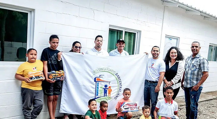 VB dona juguetes y ropa en la comunidad La Leonor, provincia Santiago Rodríguez