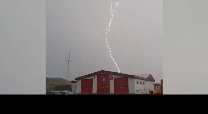 Un rayo impacta avión y luego cae al suelo (VIDEO)