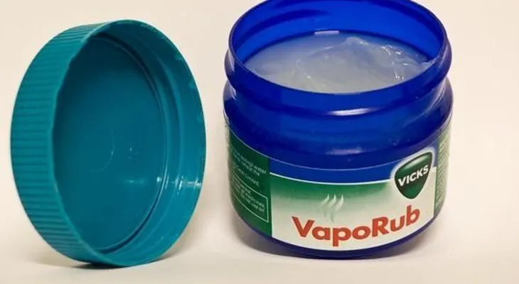 Vick Vaporub aplicado en la parte indicada y los efectos son increibles!