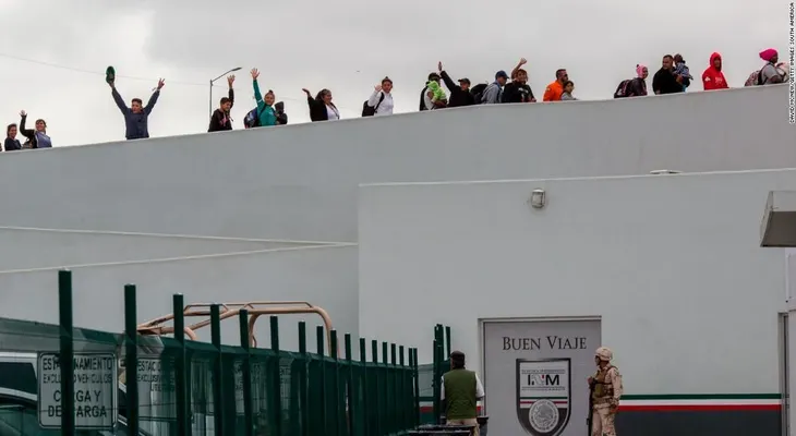 El gobierno de Trump podría detener en bases militares a niños atrapados cruzando la frontera ilegalmente