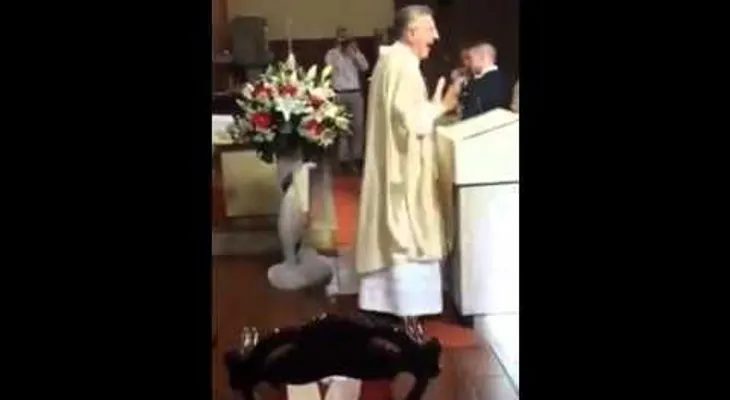 Te acuerda de este cura...