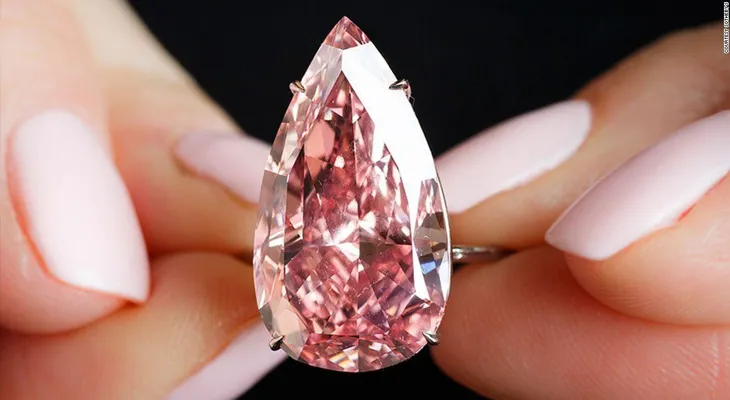 El diamante ?Unique Pink?, de 31,6 millones de dólares, rompe récord en subasta