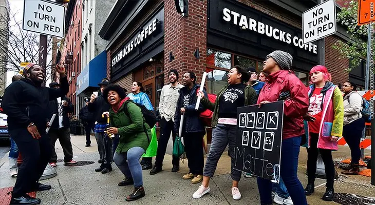 ¿Funcionará el plan de Starbucks para educar a sus empleados contra los prejuicios raciales?