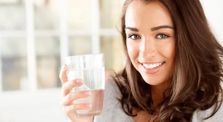 Terapia del Agua: Beneficios de tomar agua tras despertarse 
