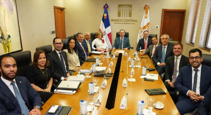 Valdez Albizu recibe a ejecutivos regionales de BLADEX