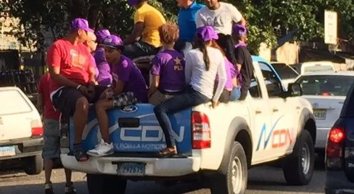 Seguidores del PLD ocupan en caravanas vehículos de medios de comunicación