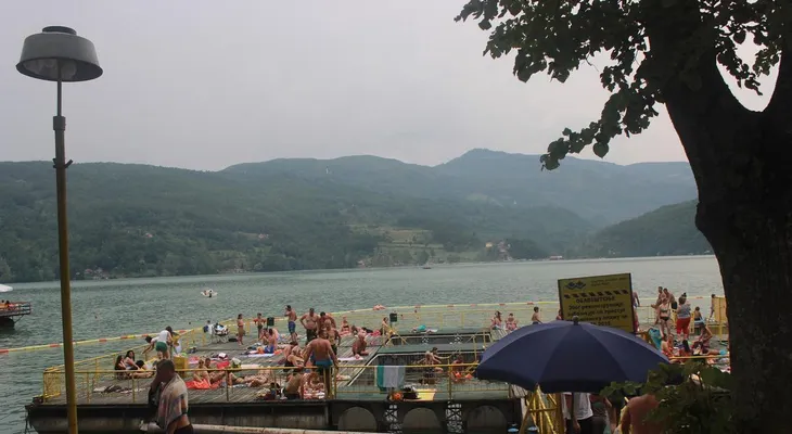 Viaje al truculento lago de Perucac, donde los turistas nadan sobre los cadáveres