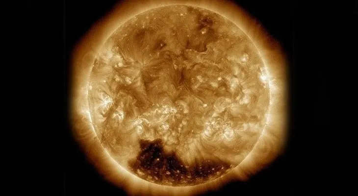 Enorme agujero en la superficie del Sol