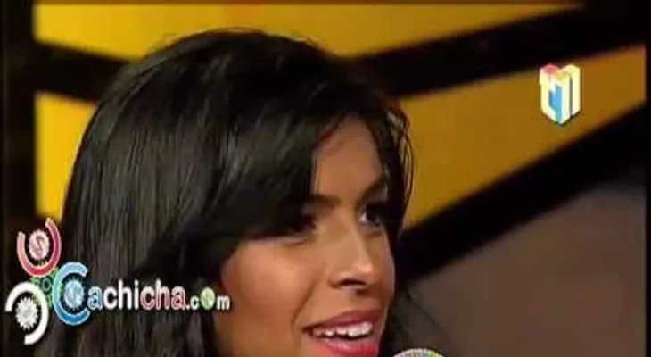 Presentadora pensó, trágame tierra, después de esta vergüenza (Video) 