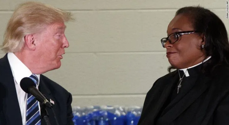 Pastora interrumpe los ataques de Trump a Clinton en una iglesia