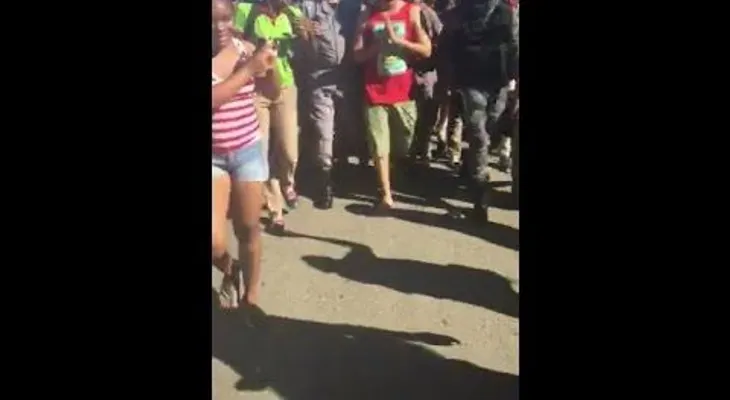 El Poeta Callejero convence a estudiantes de no hacer huelga