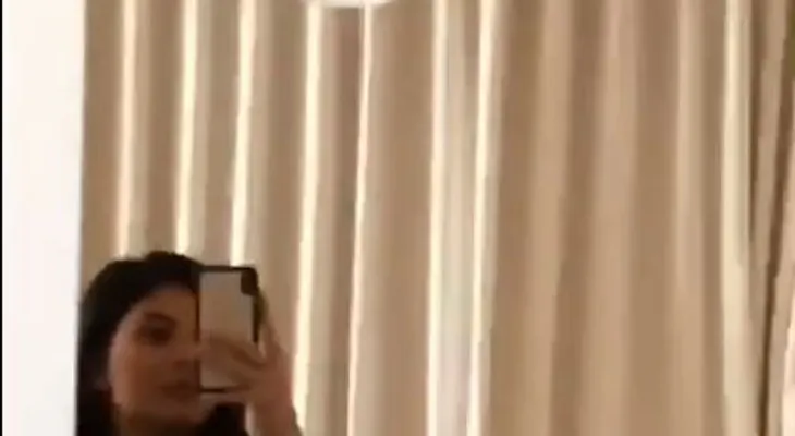 Kylie Jenner muestra su abdomen perfecto a un mes de dar a luz