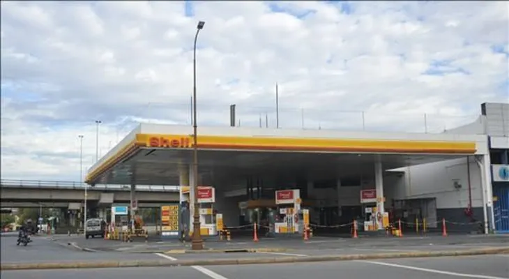 Bajan cuatro pesos a precios gasolina premium y regular