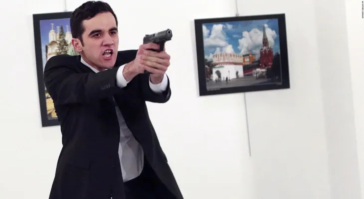 Nuevo video muestra al asesino del embajador ruso segundos antes de disparar