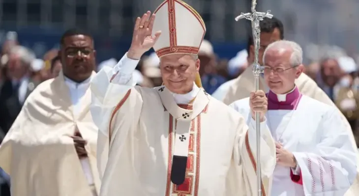 El papa León XIV encabeza una procesión en barca por el lago Albano en Castel Gandolfo