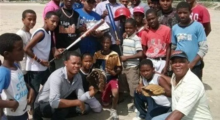 Víctor Mateo entrega útiles de Béisbol en Jaquimeyes   