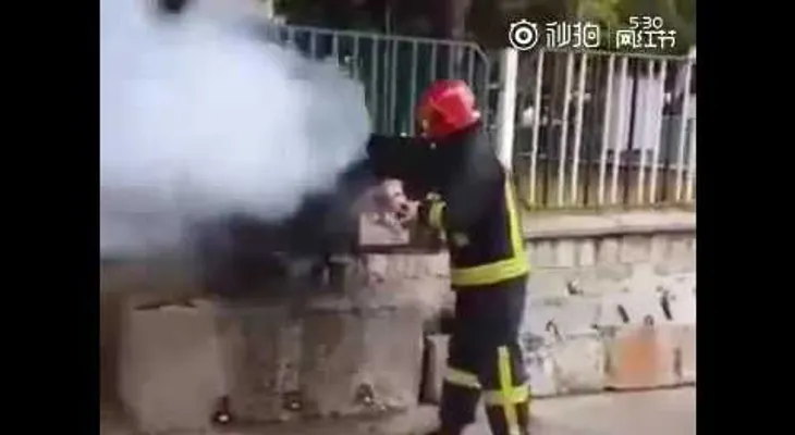 Cómo salvarnos la vida con Coca-cola: Este bombero nos explica (VIDEO)