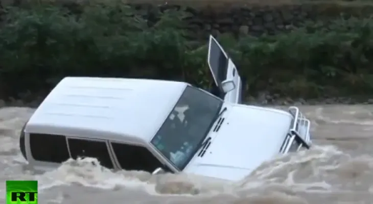 Rescate épico conductor atrapado en corriente de un río (Video)