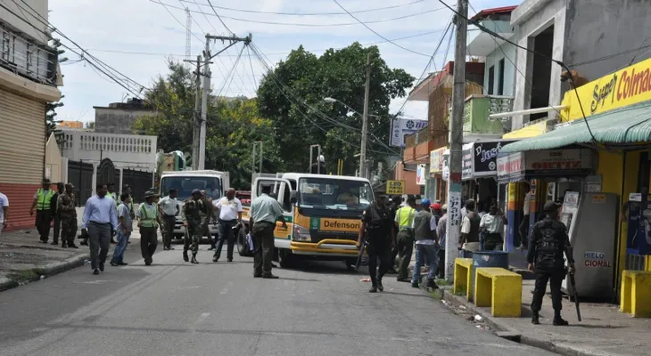 La AMET y la PN retiran escombros de calles y aceras 