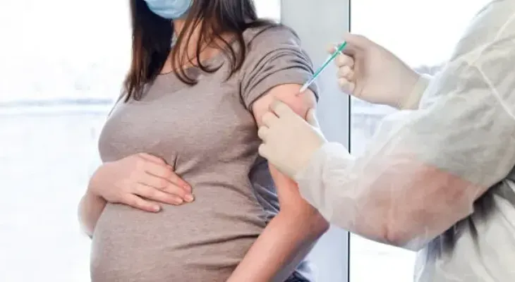 Las vacunas Pfizer contra covid son seguras para los fetos, según estudio