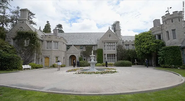 Venden mansión de Playboy por 100 millones de dólares