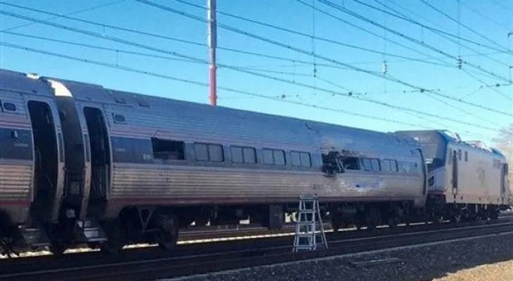 Se descarrila locomotora de tren de pasajeros cerca de Filadelfia