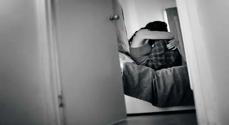 Madre se despierta gritando en medio de la noche al sentir que su hijo intentaba violarla