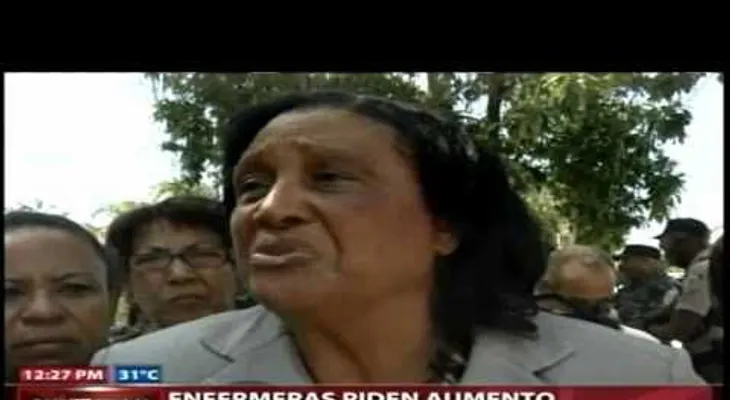 Enfermeras piden aumento salarial frente al Congreso