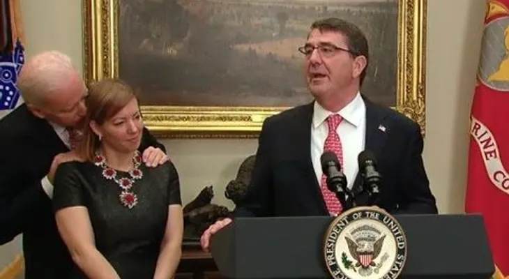 Susurro de Biden a esposa jefe del Pentágono... 