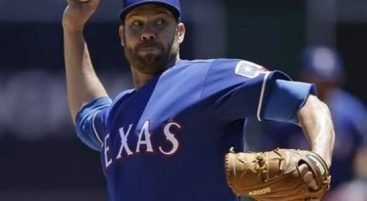 Colby Lewis pierde el sin hit en la novena pero Rangers se imponen