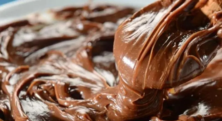 Exquisita crema pastelera de chocolate; ingredientes y preparación
