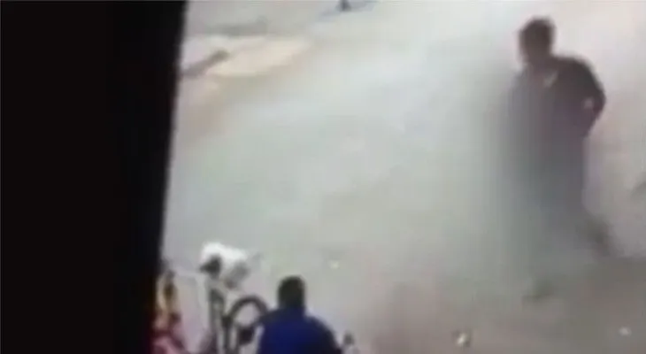 VIDEO impactante: Un menor de edad asesina a un sintecho a plena luz del día en Colombia